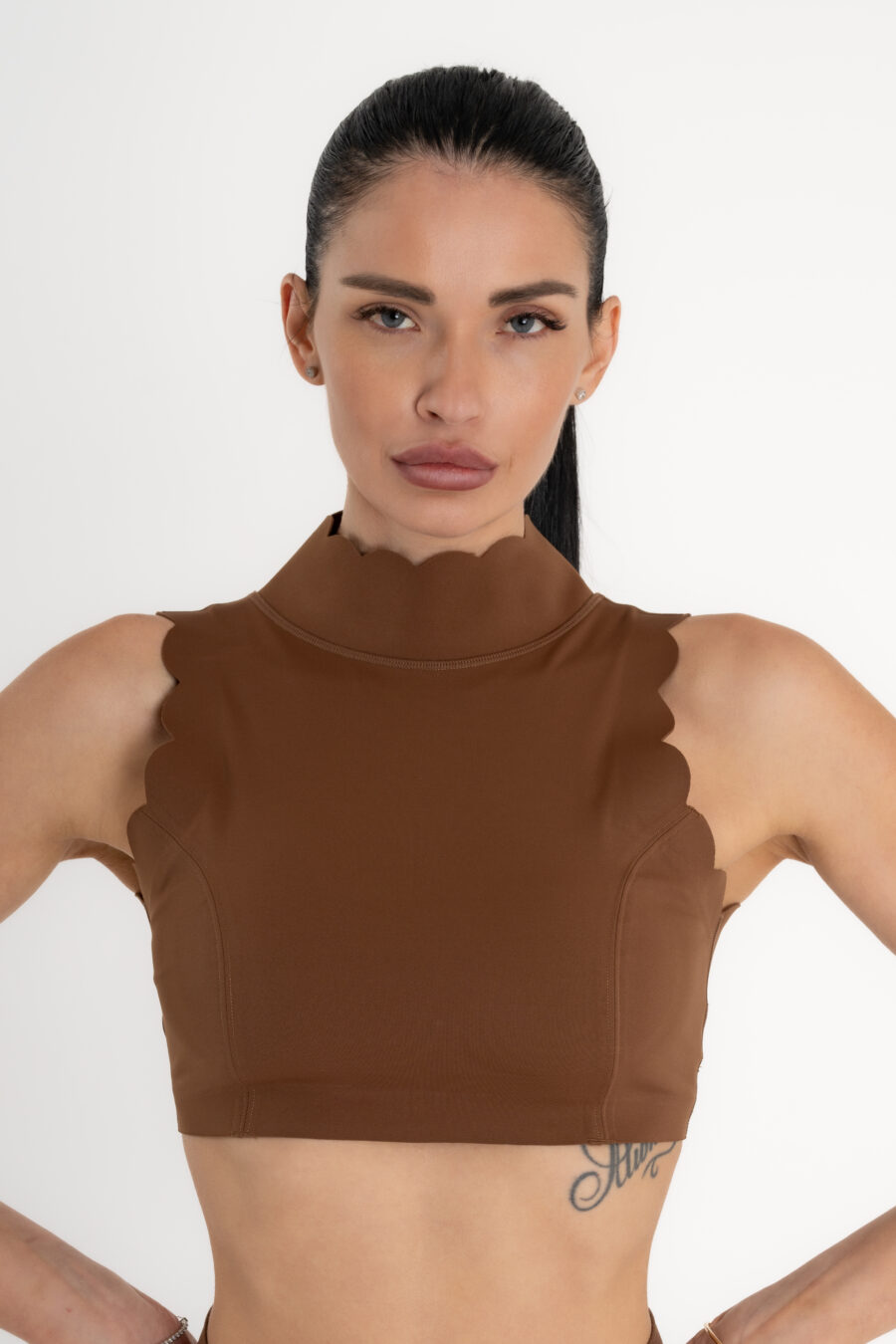 Crop top laser cut με ανοιχτή πλάτη